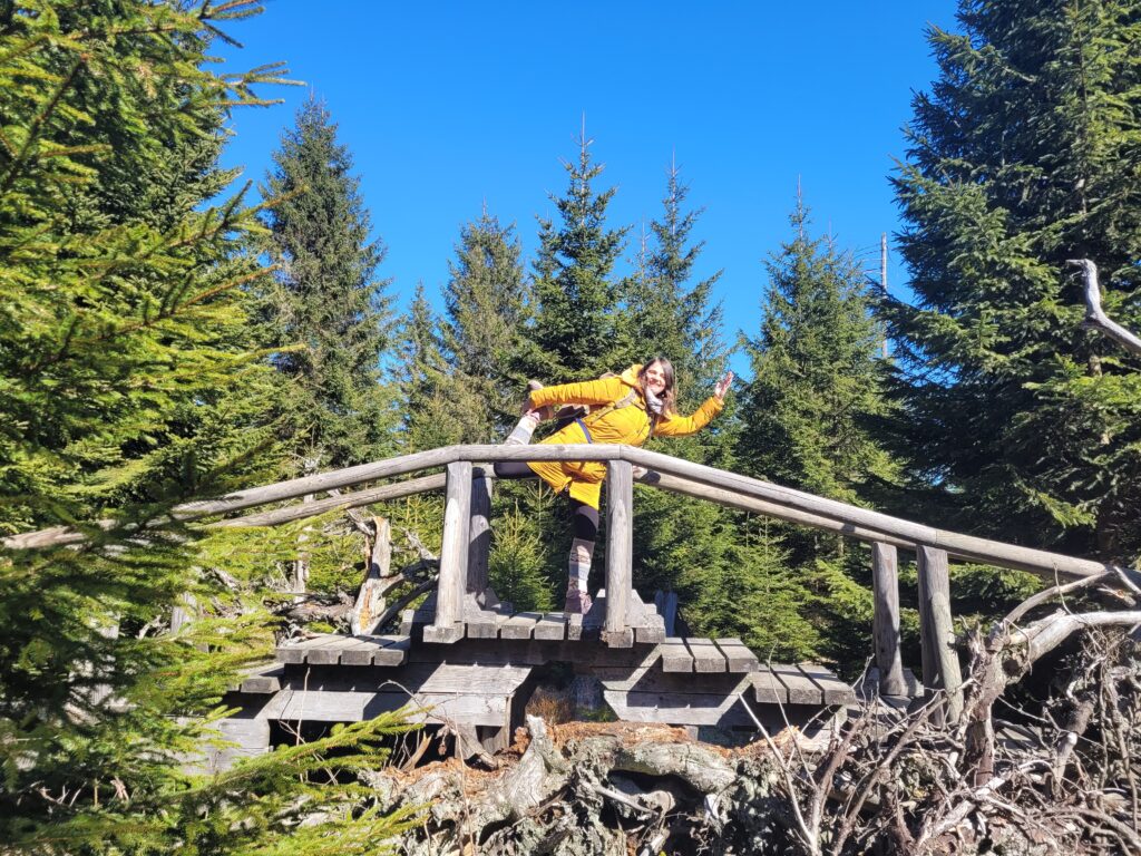 Yogita auf einer kleinen Brücke im Harz.
