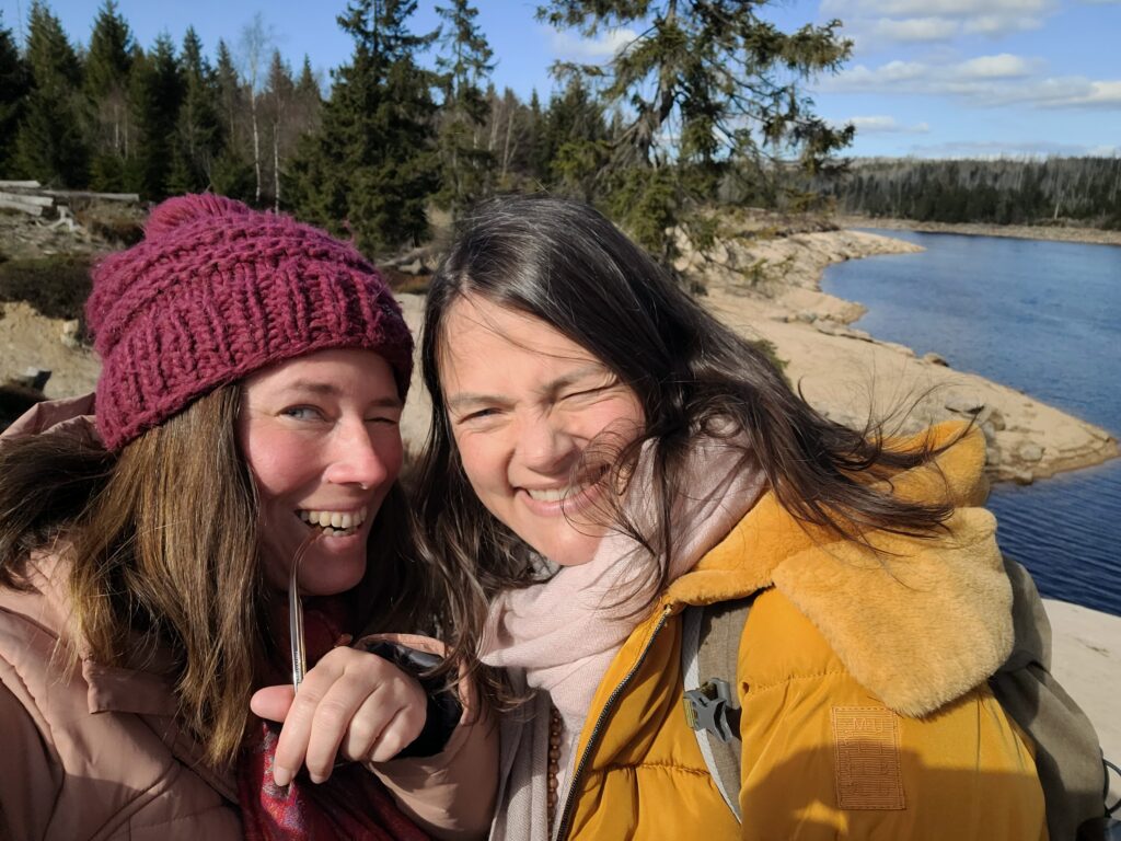 Satyadevi und Yogita an einem See im Harz.