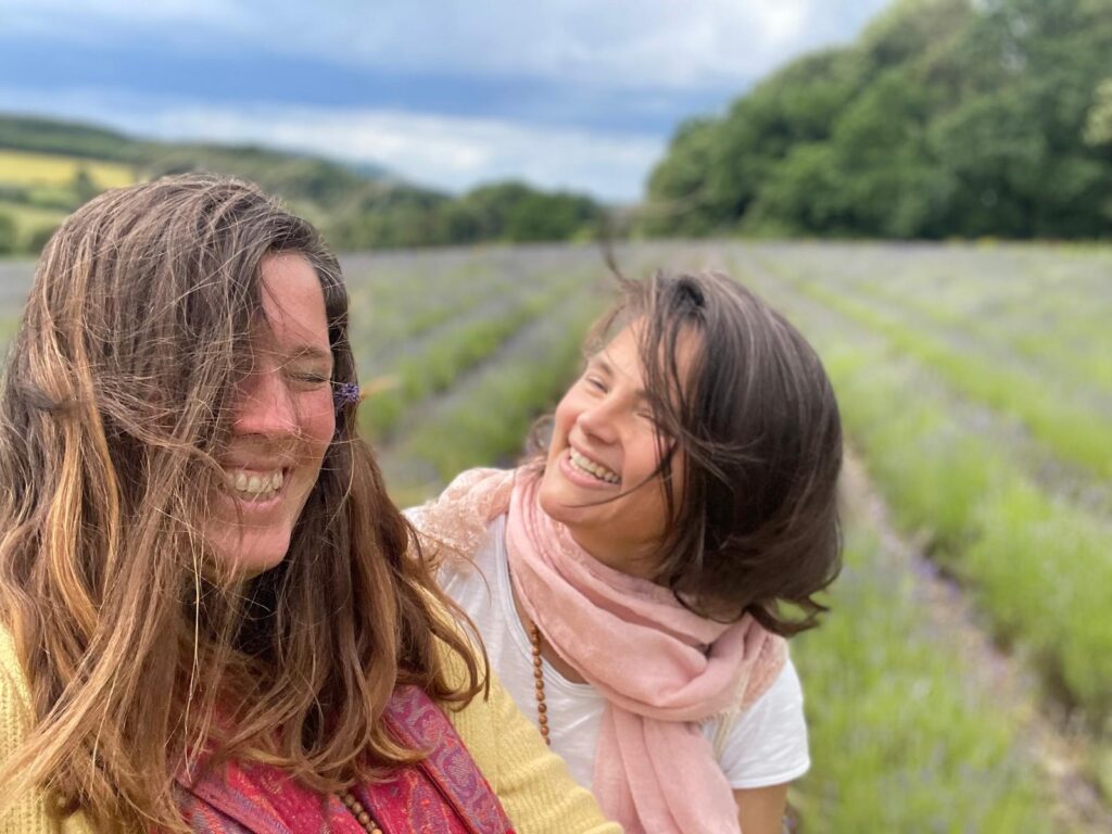 Satyadevi und Yogita im Lavendelfeld.