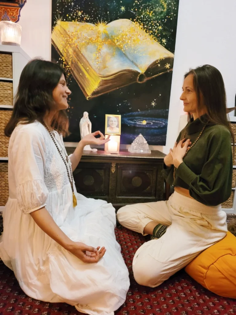 Yogita mit einer Klientin in einer Einzelsitzung.