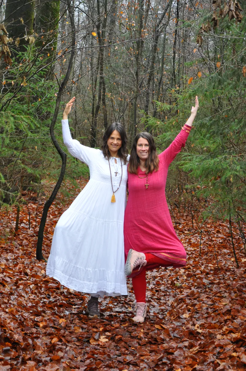 Yogita und Satyadevi im Wald.